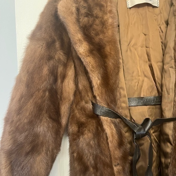 The bon Marche Fur salon belted mink coat. Classy, classi 1950s stylee fur coat! - Picture 10 of 13